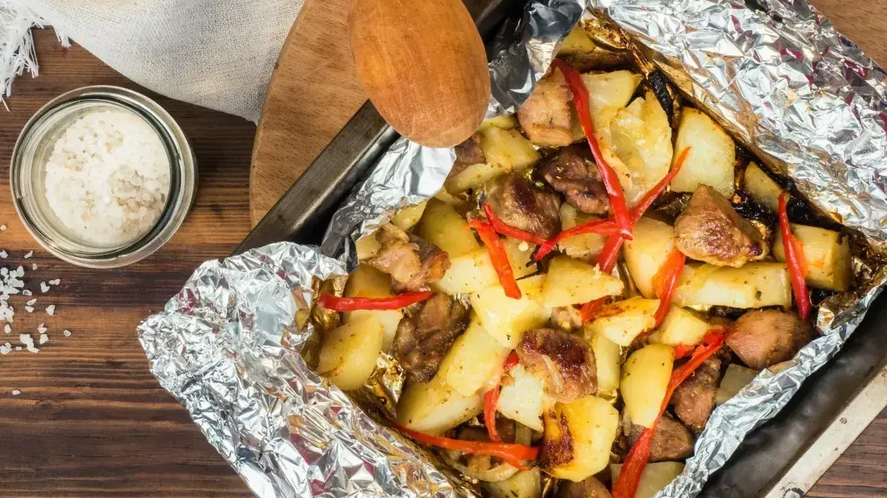 Co zrobić z fileta z kurczaka na szybko? Pieczone ziemniaki z kurczakiem i papryczką chili w folii aluminiowej.