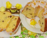 Puszysta babka drożdżowa z lukrem i kandyzowaną skórką, ozdobiona wielkanocnymi kurczaczkami.