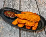 Chrupiące sznycle z kurczaka podane z sosem barbecue. Idealne na przekąskę lub danie główne.
