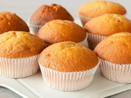 Puszyste muffinki, idealne na każdy dzień. Ten przepis na wilgotne i puszyste muffinki sprawi, że będą smakować wyśmienicie.