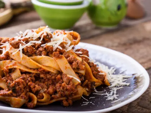 Pappardelle z bogatym sosem bolognese, posypane parmezanem. Pyszne mięso na spaghetti wprost z Włoch.
