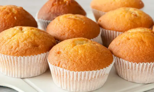 Puszyste muffinki, idealne na każdy dzień. Ten przepis na wilgotne i puszyste muffinki sprawi, że będą smakować wyśmienicie.