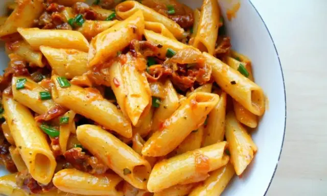 Penne w kremowym sosie z suszonymi pomidorami i szczypiorkiem. Pyszne danie, które zachwyci każdego smakosza makaronu.