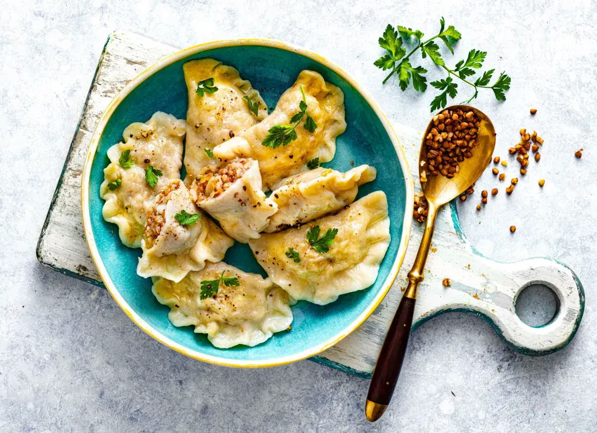 Pyszne pierogi z kaszą gryczaną i serem, idealne na obiad. Sprawdzony przepis na domowe pierogi.