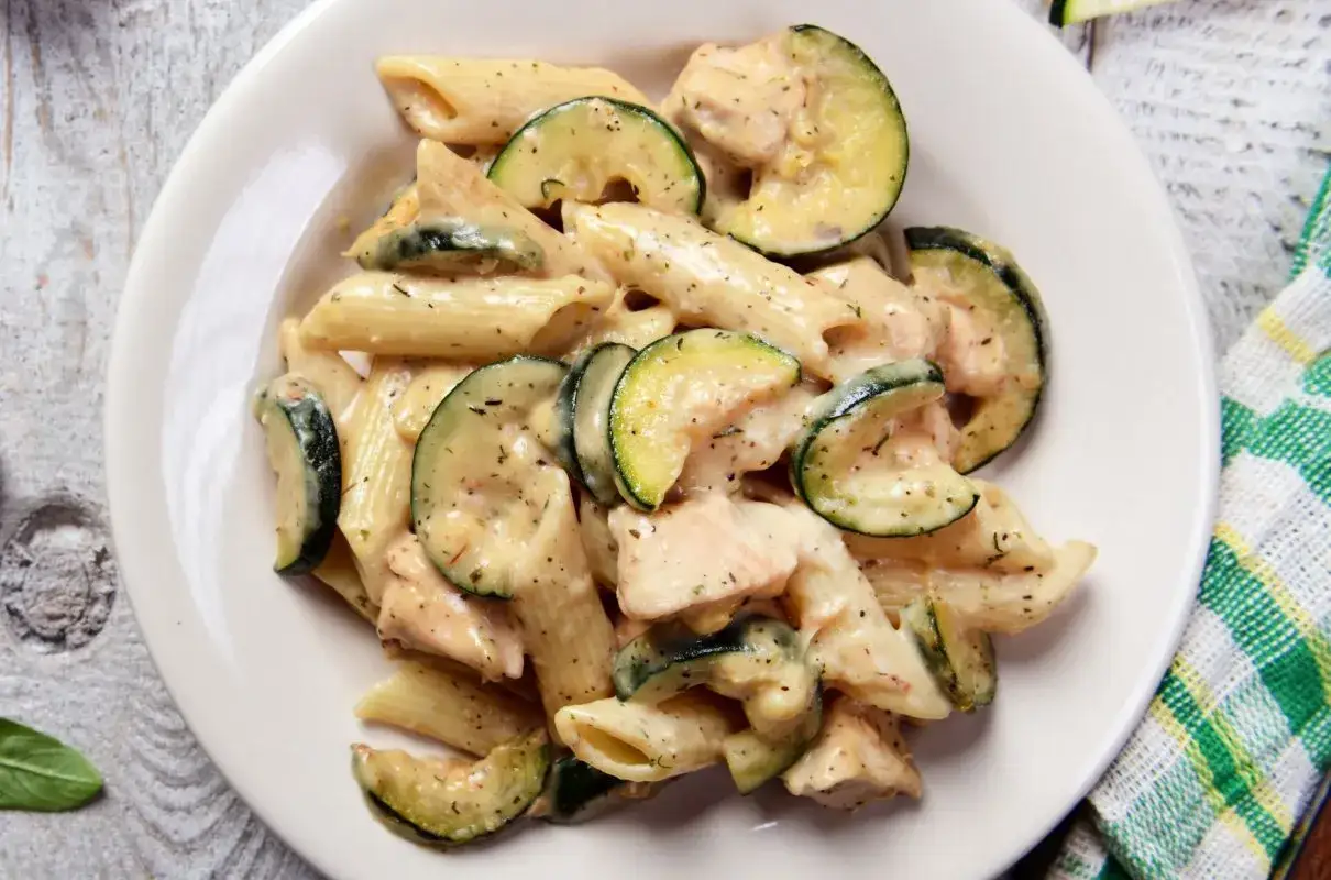 Penne z kurczakiem i cukinią w kremowym sosie. Idealny keto obiad na szybko, pełen smaku i prosty w przygotowaniu.