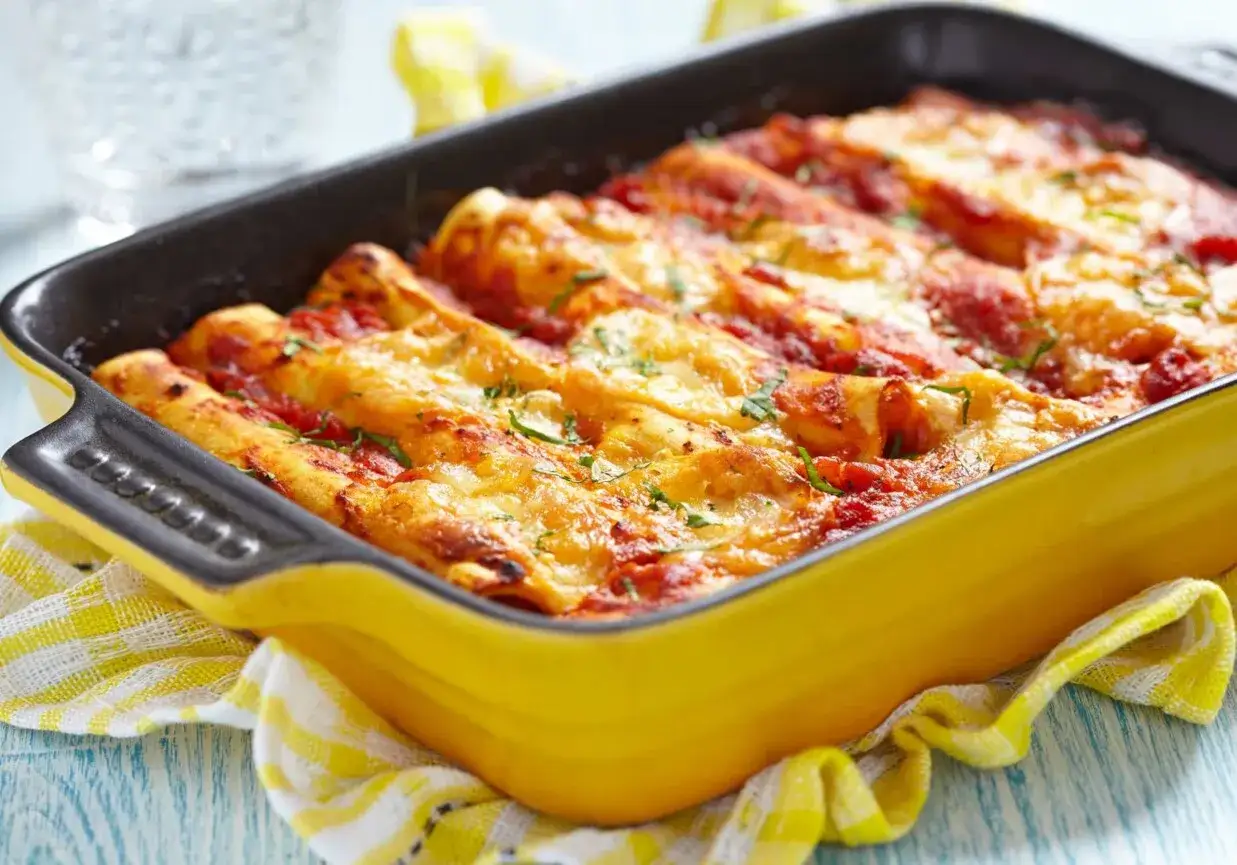 Pyszne cannelloni z mięsem mielonym, zapieczone pod sosem pomidorowym i ciągnącym się serem, w ż&oacute;łtej brytfance.
