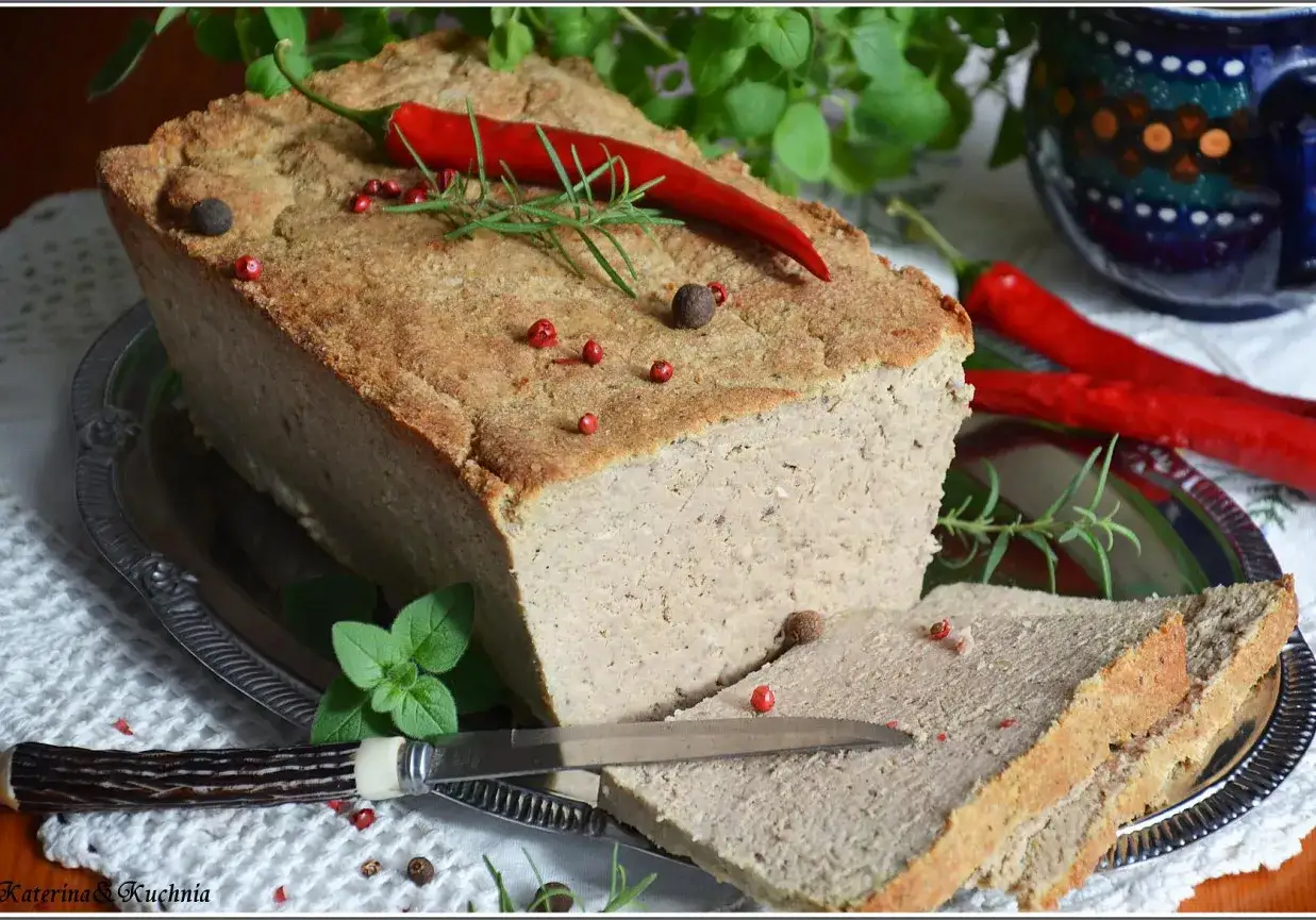 Domowy pasztet drobiowo-wieprzowy z wątróbką, udekorowany papryczką chili i ziołami. Idealny na kanapki.