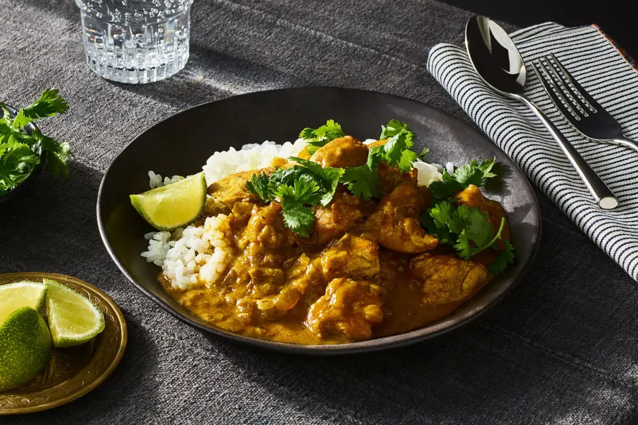Aksamitny kurczak w sosie curry z ryżem i limonką. Prosty przepis na pyszny obiad.