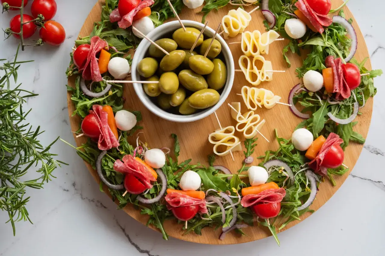 Kolorowe szaszłyki z mozzarellą, salami, pomidorkami i warzywami – idealne jedzenie na imprezę.