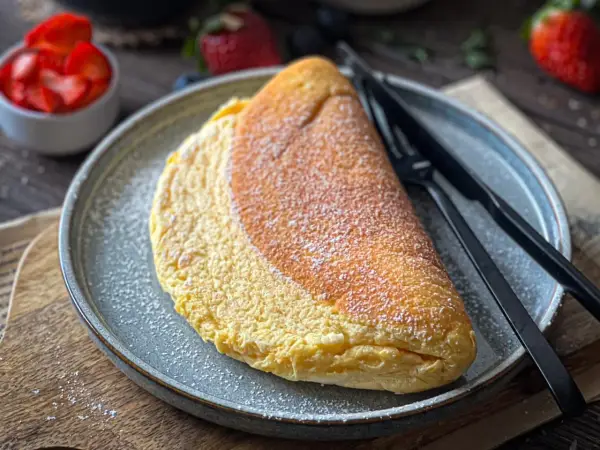 Puszysty omlet, idealny na śniadanie. Ten puszysty omlet, posypany cukrem pudrem, wygląda jak marzenie. Przepis na niego jest prosty!